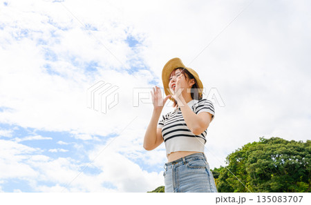 青空の下で叫ぶ女性 【撮影協力:隠岐シーサイドリゾートみやび様】 青空の下で叫ぶ女性 【撮影協力:隠岐シーサイドリゾートみやび様】 135083707
