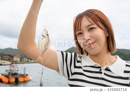 女性 釣り上げた魚 135083718