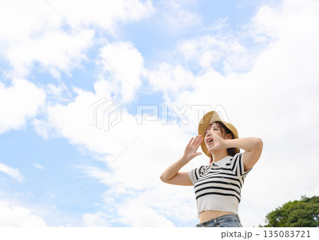 麦わら帽子で空に向かって叫ぶ 【撮影協力：隠岐シーサイドリゾートみやび様】 135083721