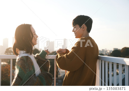 屋上で過ごすカップル 135083871