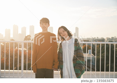 都会の街並み 屋上にいるカップル 135083875