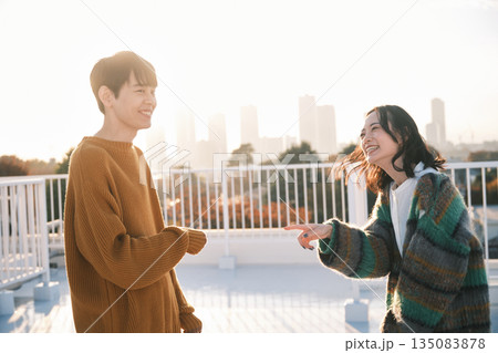 夕暮れ 屋上にいるカップル 135083878
