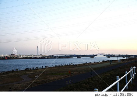 【東京・荒川下流】荒川河口橋と葛西海浜公園と観覧車 135083880