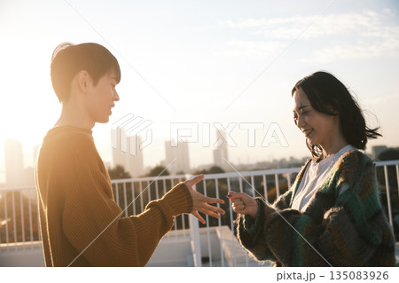 夕暮れ 屋上にいるカップル 135083926