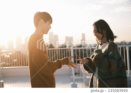 夕暮れ 屋上にいるカップル 135083930