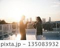 夕暮れ 屋上にいるカップル 135083932