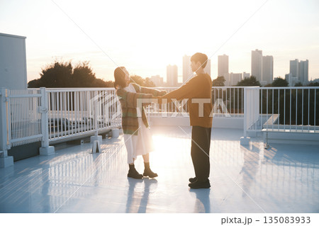 夕暮れ 屋上にいるカップル 135083933