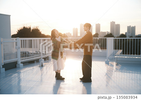 夕暮れ 屋上にいるカップル 135083934