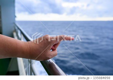船から海を指差す手 135084050