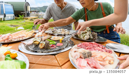 屋外で海鮮肉を焼く 【撮影協力:隠岐シーサイドリゾートみやび様】 屋外で海鮮肉を焼く 【撮影協力:隠岐シーサイドリゾートみやび様】 135084057