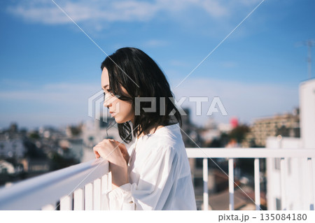 屋上で外を眺める若い女性 135084180