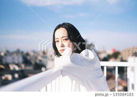屋上で外を眺める若い女性 屋上で外を眺める若い女性 135084183