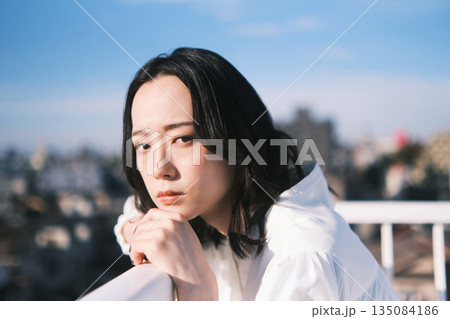 屋上 若い女性のポートレート 135084186