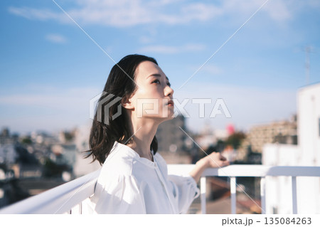屋上 若い女性のポートレート 屋上 若い女性のポートレート 135084263