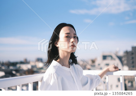 屋上 若い女性のポートレート 135084265