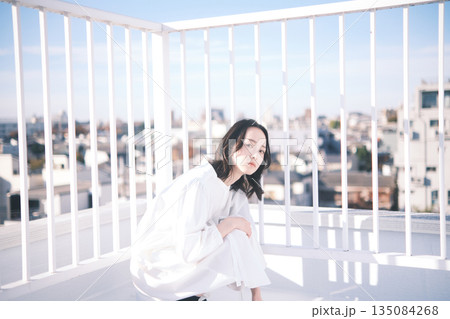屋上 若い女性のポートレート 屋上 若い女性のポートレート 135084268