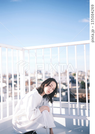屋上 若い女性のポートレート 屋上 若い女性のポートレート 135084269