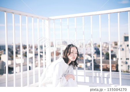 屋上 若い女性のポートレート 135084270