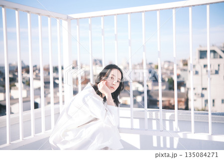 屋上 若い女性のポートレート 135084271