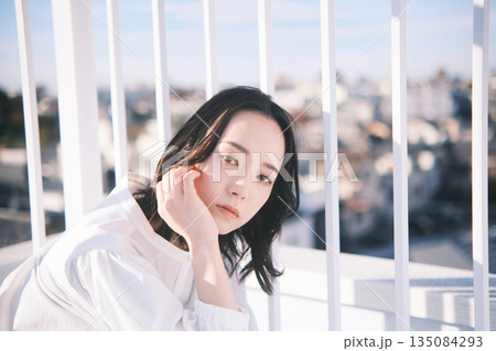 屋上 若い女性のポートレート 135084293