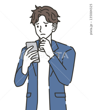 スマホを見ながら悩むオフィスカジュアルの男性 135084325