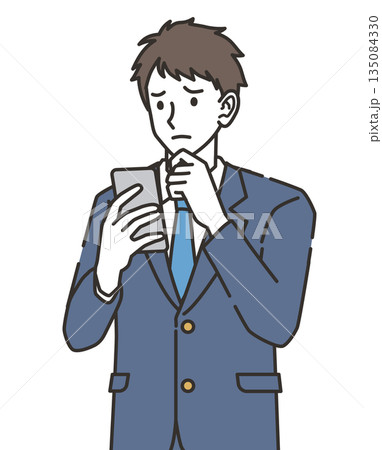 スマホを見ながら悩む男子高校生 135084330