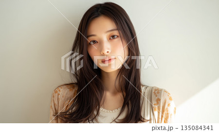 優しい光に包まれた女性ポートレート｜柔らかく穏やかな印象を与えるナチュラルな表情 135084341
