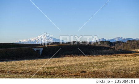鳥海山と工事中の東北中央自動車道 仮昭和IC付近 2025年12月 山形県 鳥海山と工事中の東北中央自動車道 仮昭和IC付近 2025年12月 山形県 135084501