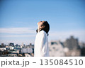 屋上に立つ若い女性 135084510