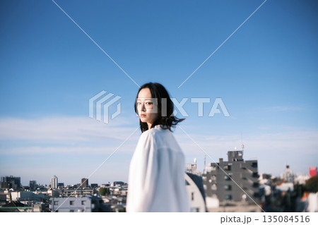 屋上に立つ若い女性 屋上に立つ若い女性 135084516