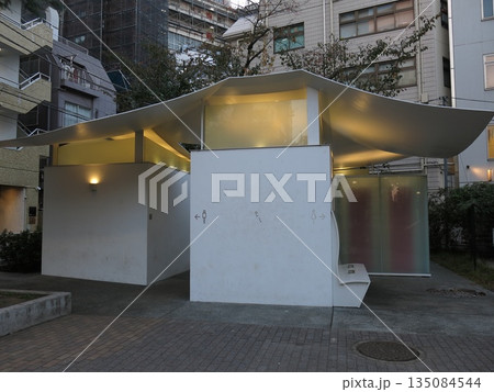 ライトアップされた夕方の恵比寿東公園トイレ（THE TOKYO TOILET） 135084544