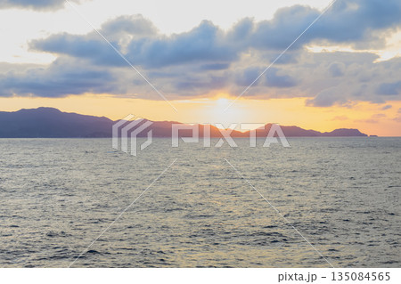 島根半島と海に沈む夕日と島 135084565