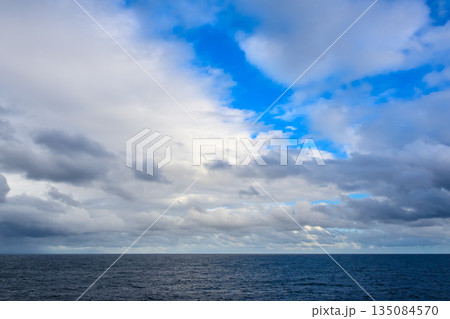 曇り空と広い海 135084570