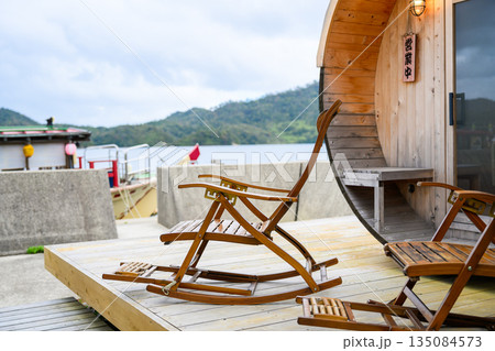 海辺のロッキングチェアと宿泊施設 【撮影協力:隠岐シーサイドリゾートみやび様】 海辺のロッキングチェアと宿泊施設 【撮影協力:隠岐シーサイドリゾートみやび様】 135084573