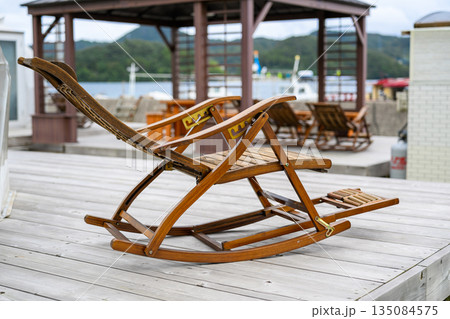 木製ロッキングチェアと水辺 【撮影協力：隠岐シーサイドリゾートみやび様】 135084575