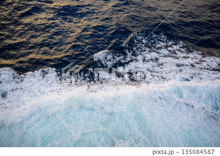 船の横を流れる波 135084587