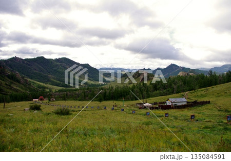 モンゴル　アリヤバル寺院の長い長い参道 135084591