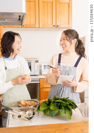 母から料理を教わる娘 母から料理を教わる娘 135084630