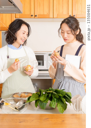 母から料理を教わる娘 135084631
