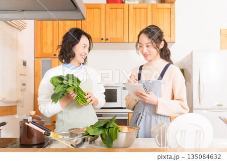 母から料理を教わる娘 135084632
