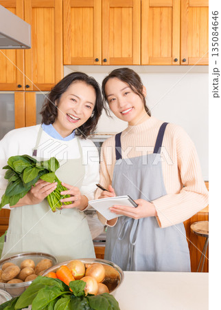 母から料理を教わる娘 母から料理を教わる娘 135084646
