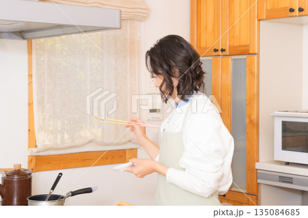 味見をするミドル女性 味見をするミドル女性 135084685