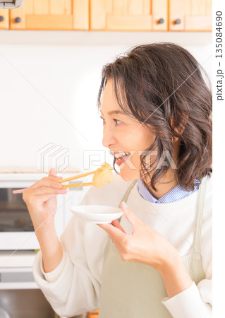 味見をするミドル女性 味見をするミドル女性 135084690