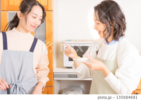 娘の作った肉じゃがの味見をする母 娘の作った肉じゃがの味見をする母 135084691