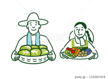 収穫した野菜を持つ夫婦 135085459