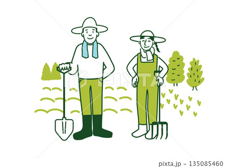 畑の前に立つ夫婦 135085460