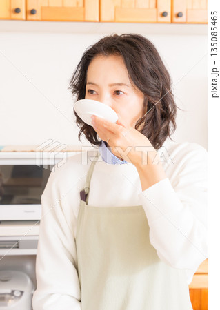 味見をするミドル女性 味見をするミドル女性 135085465