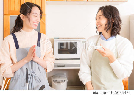 娘の作った肉じゃがの味見をする母 娘の作った肉じゃがの味見をする母 135085475