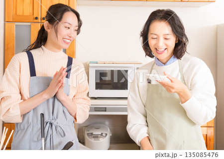 娘の作った肉じゃがの味見をする母 135085476