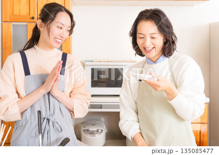 娘の作った肉じゃがの味見をする母 135085477